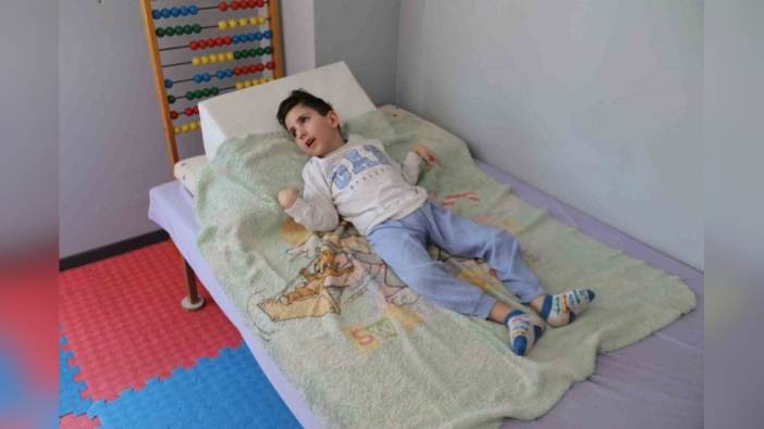 Eskişehir'de 8 yaşındaki Mehmet Emir'e nadir görülen hastalık teşhisi: Sivrisinek ısırığı hayatını değiştirdi