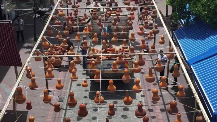 Alanya'da engelli bireylerin el emeğiyle hazırlanan 2 bin su kabağı lambası, Kabak Sokağı’nı aydınlatıyor