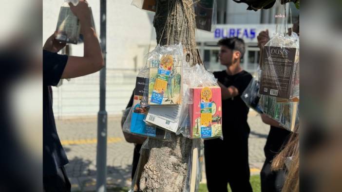Bursa'da kitaplar ağaçlara asıldı: Okuduğun kitabı getir, ağaca dönüşsün