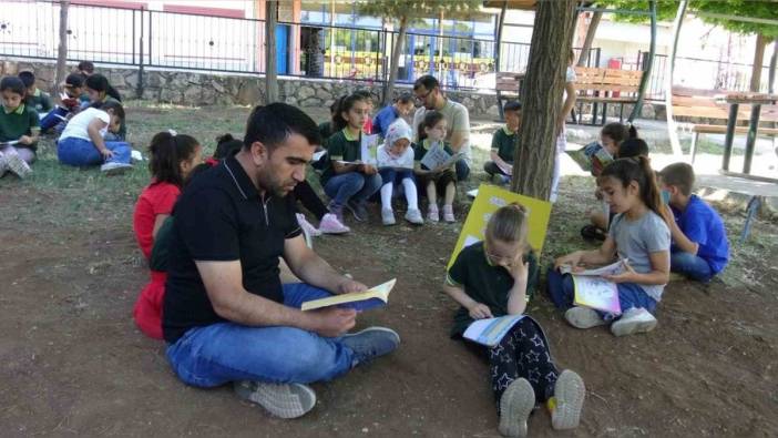Gercüş'te parkta kitap okuma etkinliği