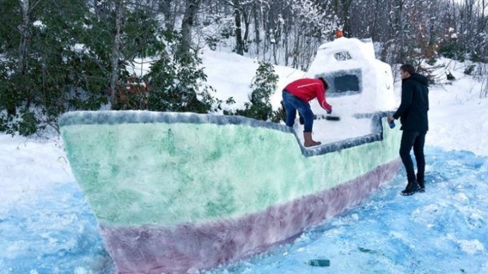 Kartepe'de tatilcilerin yaptığı kardan gemi ilgi çekiyor