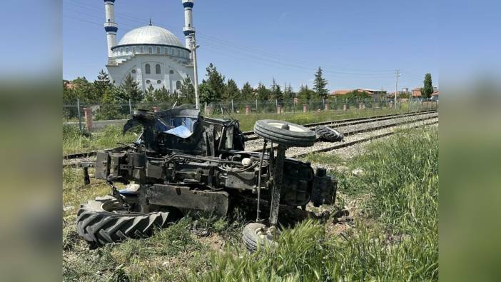 Uşak'ta tren kazası: Traktör sürücüsü yaralandı