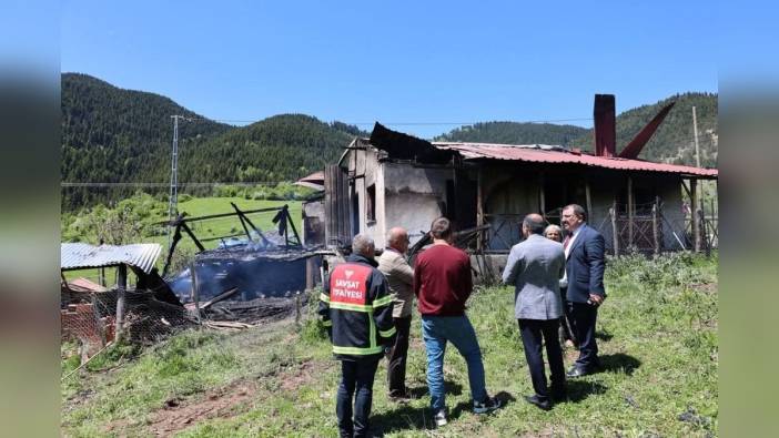 Şavşat'ta ev yangını: Yaşlı kadının evi kullanılamaz hale geldi