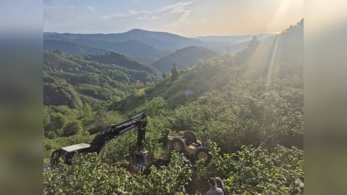 Zonguldak'ta iş makinesi şarampole devrildi: Operatör son anda kurtuldu