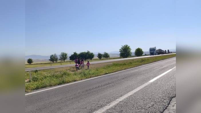 Siirt'te öğrenciler okula gitmek için tehlikeli yolda yürüyor