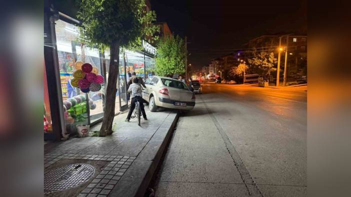 Sincan'da otomobil markete daldı: Yaralanan olmadı