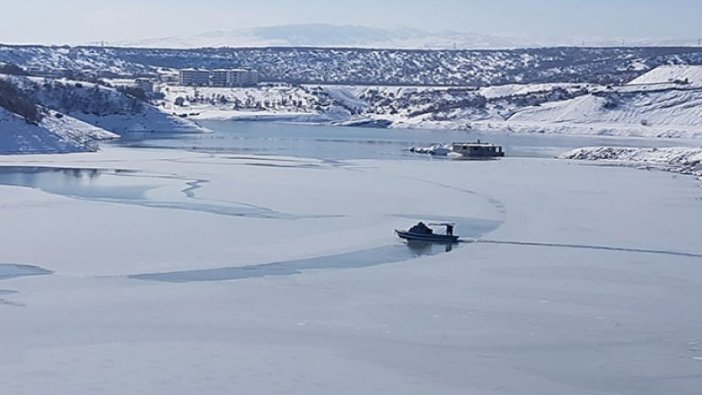 Tunceli'de baraj gölünün yüzeyi buz tuttu