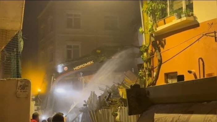 Fatih'te metruk bina kontrollü yıkıldı