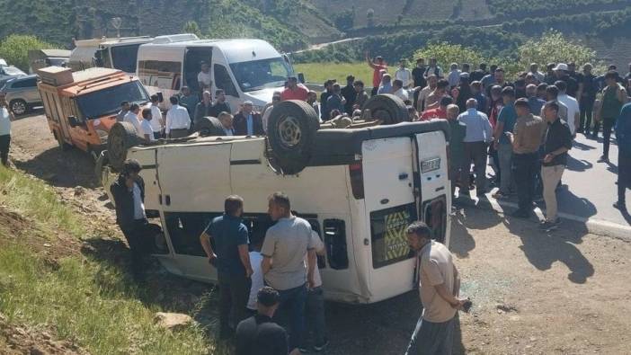 Hakkari'de servis minibüsü kazası: 13 öğrenci yaralandı