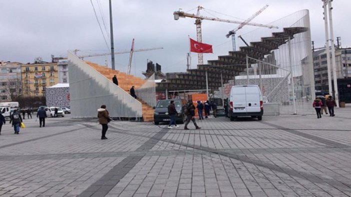 Taksim'e 'geçici sergi platformu' tartışma konusu