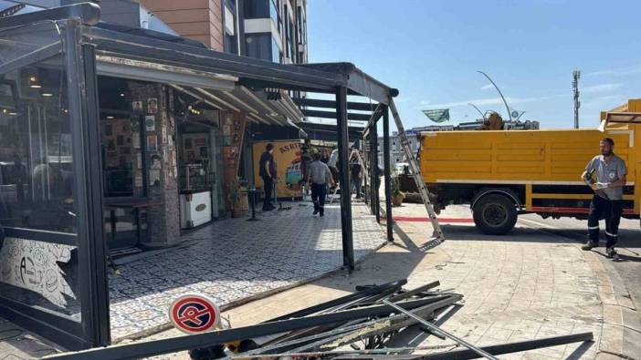 Kartepe'de ruhsata aykırı iş yeri eklentileri yıkıldı