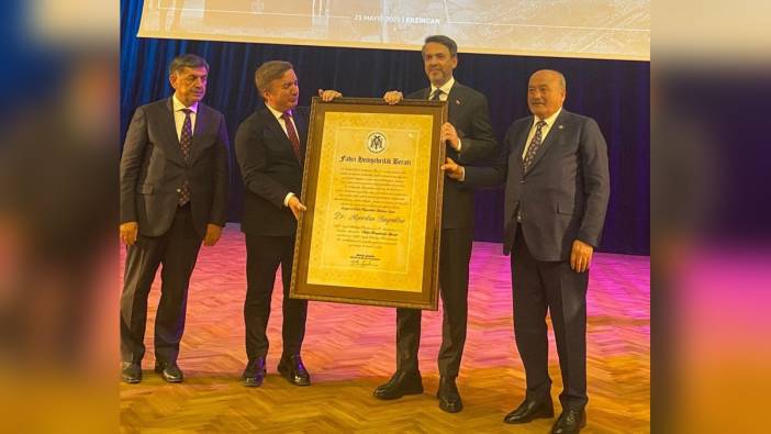 Bakan Bayraktar'a Erzincan'da fahri hemşehrilik beratı verildi