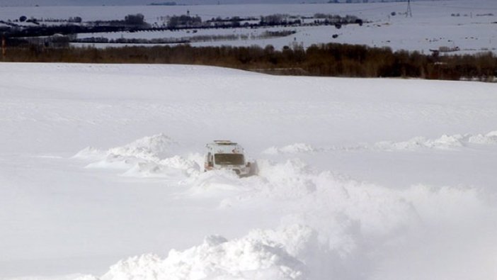 Doğum sancıları tutan kadın, 5 saatlik karla mücadele sonunda hastaneye ulaştırıldı