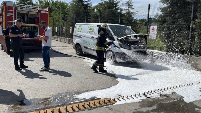 Gebze'de park halindeki minibüste yangın: İtfaiye ekipleri yangına tersten müdahale etti