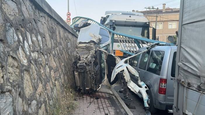Gebze'de otomobil uçtu: 3 metrelik düşüşün ardından minibüs ve iki araca çarptı