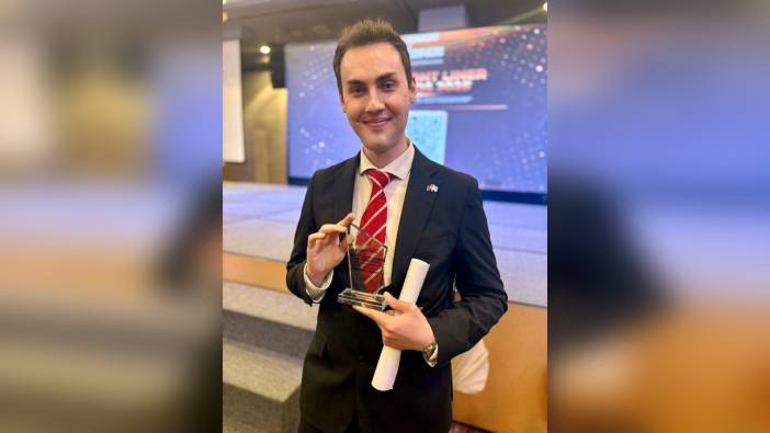 Sabiha Gökçen Havalimanı çalışanı Barış Burak Demirayak'a ödül: Minik yolcunun mutluluğu ödül getirdi