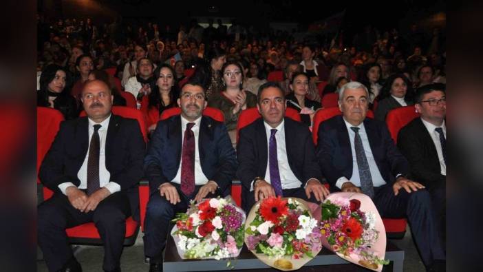 Kars'ta Azerbaycan rüzgarı esti: Geleneksel kıyafetler ve türkülerle unutulmaz gece