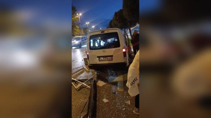 Kartal'da hafif ticari araç reklam panosuna çarptı: Sürücü yaralandı