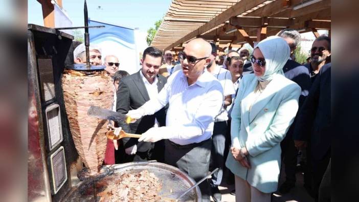 Ağrı Valisi Koç, Türk Mutfağı Haftası'nda yaprak döner kesti