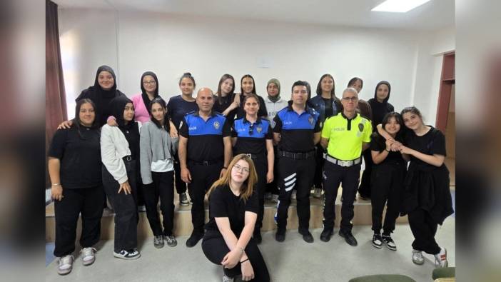 Afyonkarahisar polisi, Zübeyde Hanım Kız Mesleki ve Teknik Anadolu Lisesi öğrencilerini bilgilendirdi