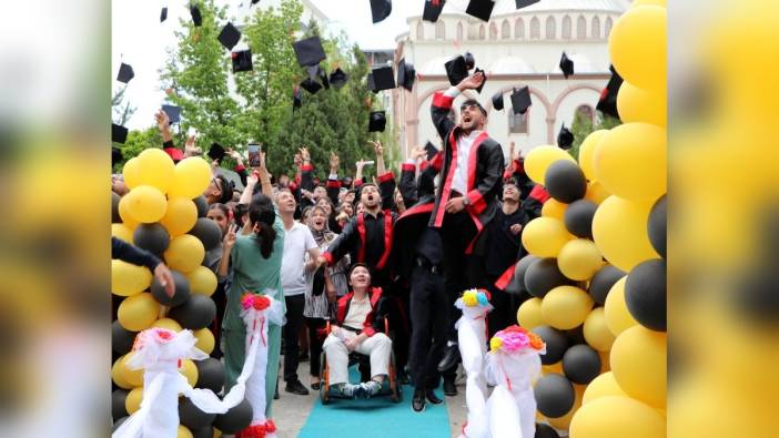 Van'da DMD hastası Halil İbrahim İriş, liseden mezun oldu