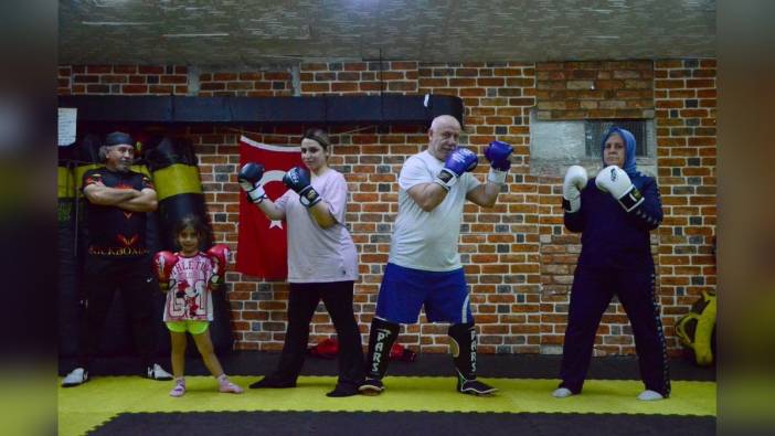 Eskişehir'de üç kuşak aile kick boksa başladı