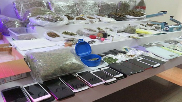 İstanbul'da okul çevrelerinde uyuşturucu satan çeteye operasyon