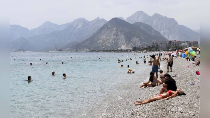 Antalya'da sıcak hava Konyaaltı Sahili’ni doldurdu