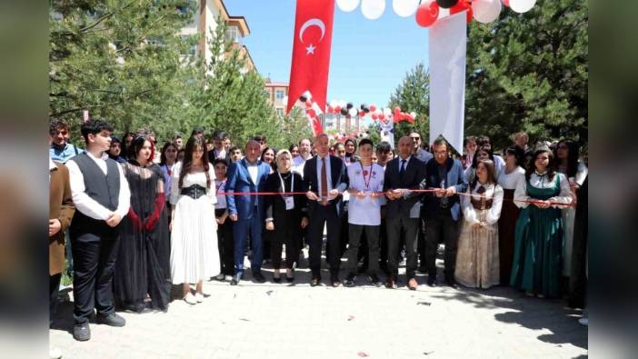 Ağrı'da TÜBİTAK 4006 Bilim Fuarı açıldı