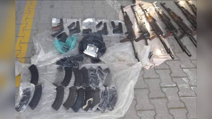 Sakarya'da polis memurunun aracında 9 kalaşnikof ve 5 ruhsatsız tabanca ele geçirildi