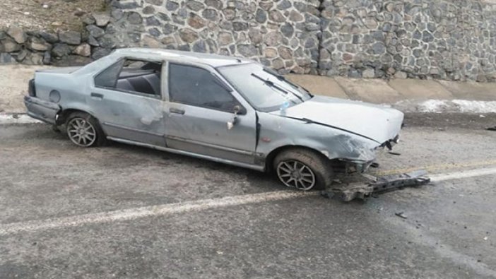 Otomobil istinat duvarına çarptı: 6 yaralı
