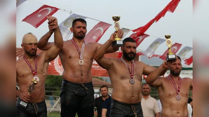 Akhisar Çağlak Yağlı Güreşleri'nde başpehlivan Süleyman Başar