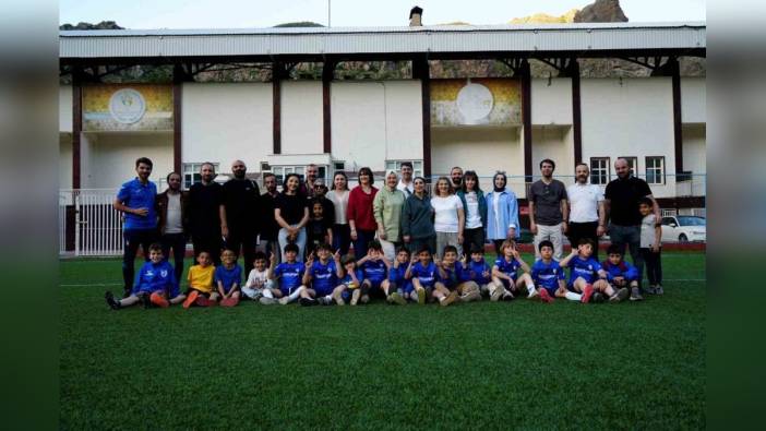 Gümüşhane'de minik futbolcuların anneleri tribünleri şenlendiriyor