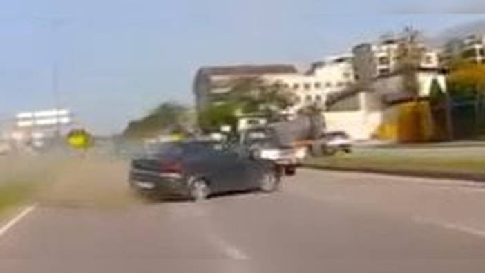 Bursa'da lastiği patlayan otomobil karşı şeride geçti