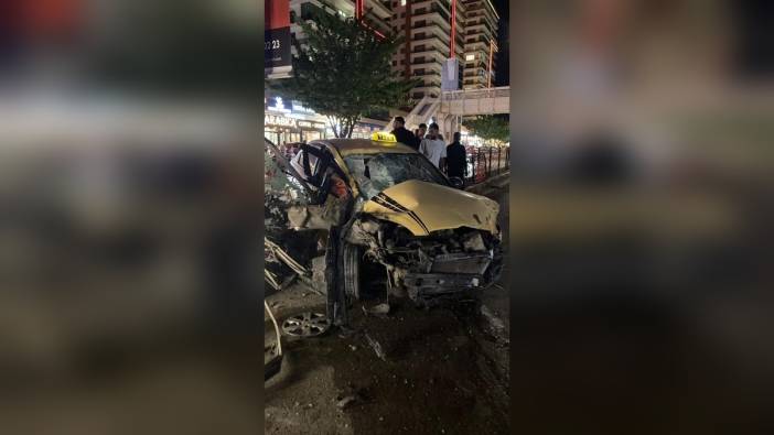 Elazığ'da trafik kazası: Taksi bariyere çarptı, 1 yaralı