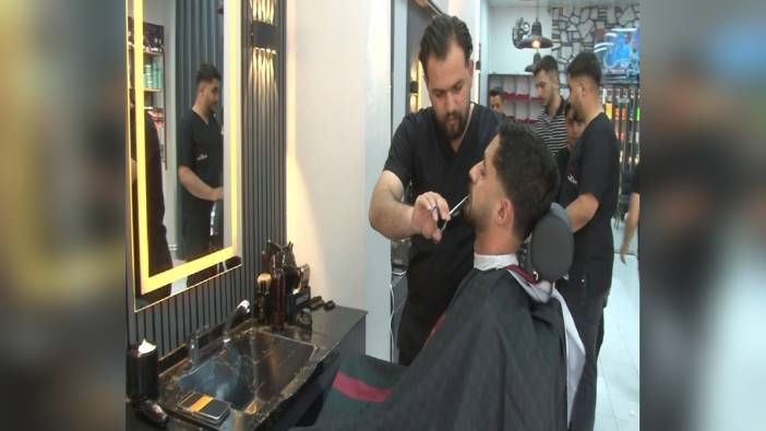 Malatyalı kuaför Burak Türkeri, depremzedelere ücretsiz tıraş hizmeti sunuyor