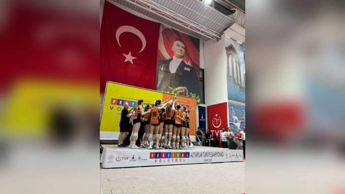 İzmir'de Festival Voleybol heyecanı: Küçük Kızlar kategorisinde şampiyon Eczacıbaşı