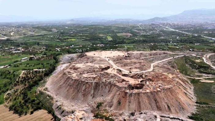 Malatya'da deprem tepeleri yükseliyor: 7 milyon ton enkaz şehir mezarlığı yanında