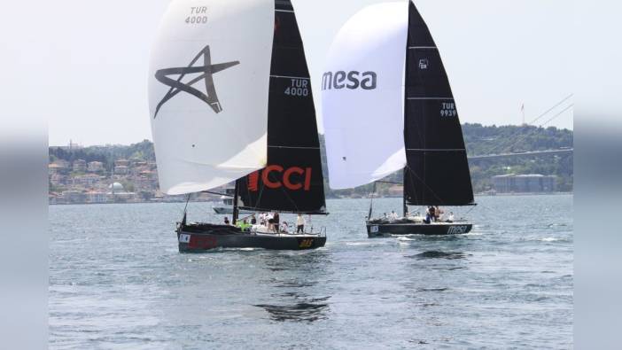 İstanbul Boğazı'nda 'Çocuklar İçin Yarışıyoruz' sloganıyla yelken yarışı düzenlendi