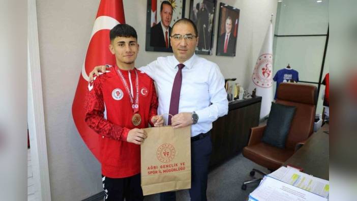 Ağrı'da boks şampiyonu Ramazan Alptekin İl Müdürü Çelebi tarafından kabul edildi