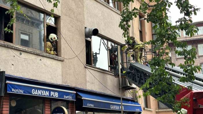 Beyoğlu'nda yangın: İki kişi kurtarıldı