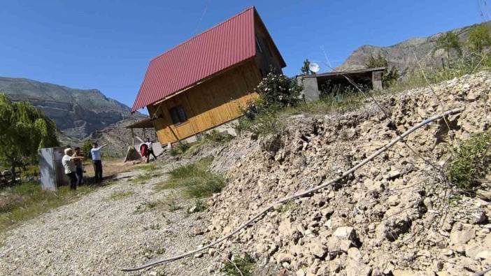 Tortum Şelalesi yakınlarında heyelan: Evler yıkılma tehlikesiyle karşı karşıya