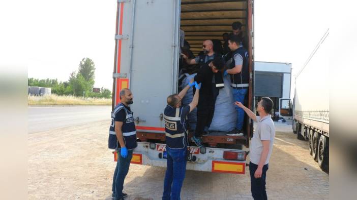 Tokat'ta bakır yüklü TIR'da 17 kaçak göçmen yakalandı