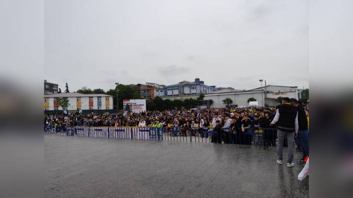 Küçükçekmece'de taraftarlar Fenerbahçe Beko'nun final maçını açık havada izledi