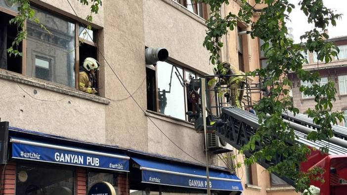 Beyoğlu'nda yangın: İki kişi kurtarıldı