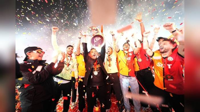 Galatasaray, 25'inci şampiyonluk kupasını Yenikapı'da kaldırdı