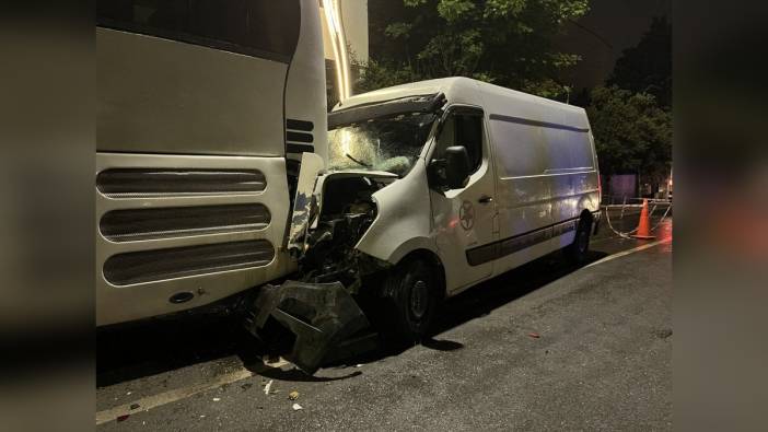 Kocaeli'nde park halindeki otobüse çarpan kamyonet 3 yaralıya neden oldu