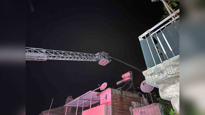 Uşak'ta üç ev alevlere teslim oldu