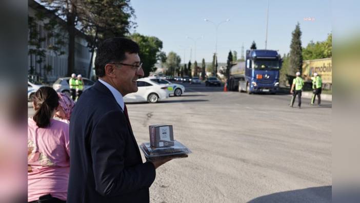 Kütahya Belediye Başkanı Kahveci, polis kontrol noktasında yöresel lezzetler ikram etti