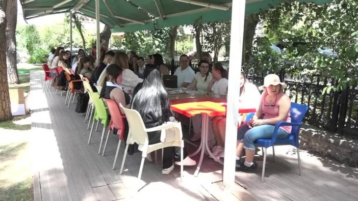 Ege Üniversitesi öğrencileri, down sendromlu bireyler için geri dönüştürülmüş ipliklerden atkı ve eldiven ördü